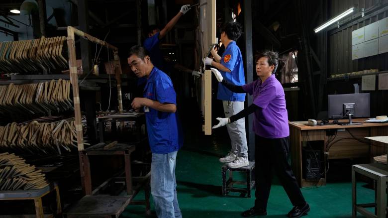 Η Κίνα νιώθει την πίεση των δασμών - «Βουτιά» σε χαμηλό διετίας για την εργοστασιακή δραστηριότητα