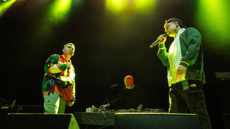 Ύποπτοι για υποκίνηση βίας και υποστήριξη της Χαμάς οι Kneecap - Τι ερευνούν οι Αρχές