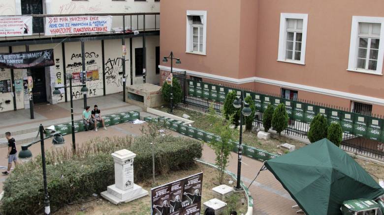 Ο Δικηγορικός Σύλλογος Αθηνών καταδικάζει την επίθεση κουκουλοφόρων στη Νομική