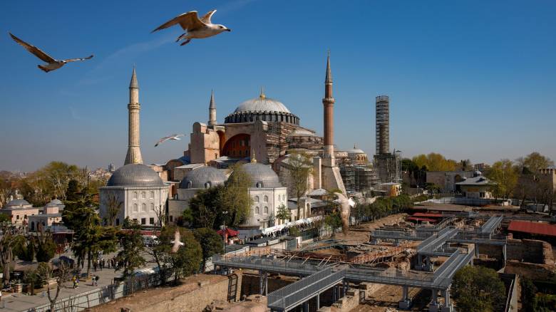 Ανησυχία για τη Αγιά Σοφιά: Φορτηγά φωτογραφήθηκαν στο εσωτερικό της - Για αναστήλωση μιλά η Τουρκία