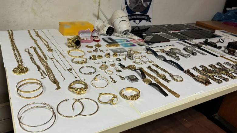 Αττική: Εξαρθρώθηκε σπείρα που έκλεβε ηλικιωμένους - Προσποιούνταν ότι είναι συντηρητές ασανσέρ