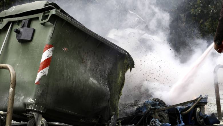 Φωτιά σε κάδους απορριμμάτων στον Κολωνό - Στις φλόγες αυτοκίνητο