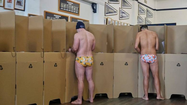 Με τα μαγιό και τρώγοντας «βρώμικα» ψήφισαν οι Αυστραλοί στα εκλογικά κέντρα