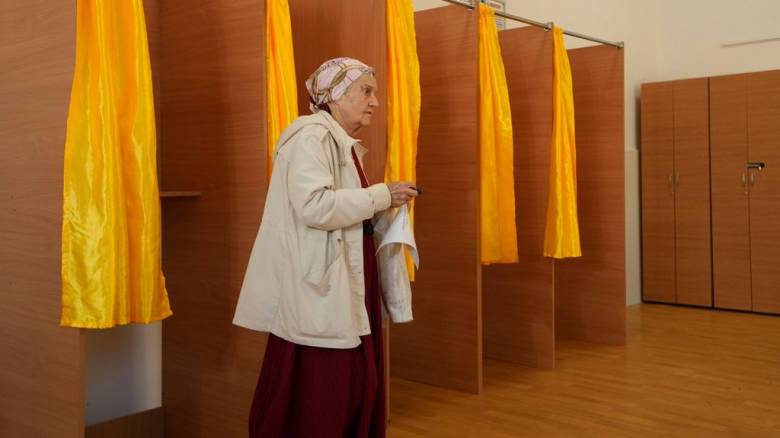 Στις κάλπες σήμερα οι Ρουμάνοι - Πέντε μήνες μετά την ακύρωση των προεδρικών εκλογών λόγω παρατυπιών