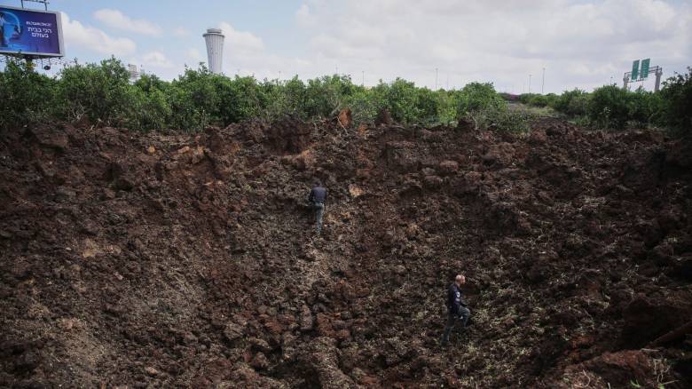 Επίθεση στο Μπεν Γκουριόν: Εικόνες από τον κρατήρα μετά το χτύπημα των Χούθι - Οι απειλές του Ισραήλ
