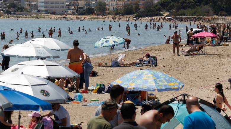 Μικροί και μεγάλοι γέμισαν τις παραλίες σε Αττική και όχι μόνο - Χτύπησε 30άρια η θερμοκρασία