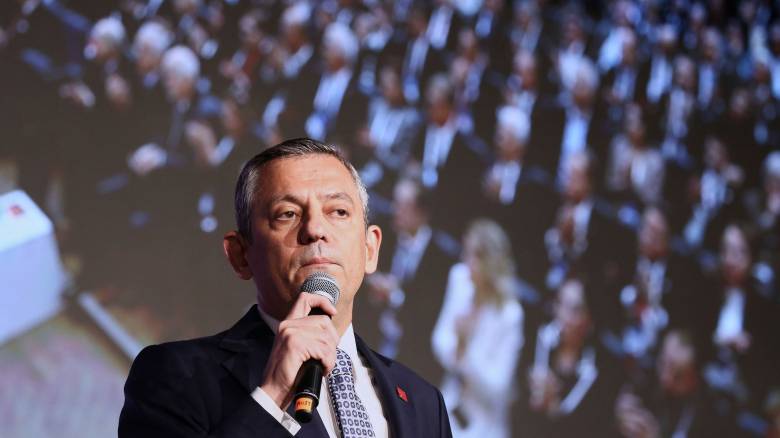 Γρονθοκόπησαν τον ηγέτη του CHP Οζγκιούρ Οζέλ σε κηδεία