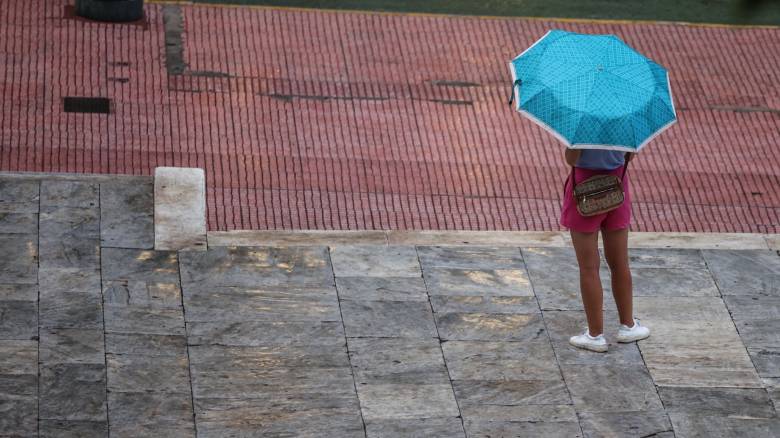 Καιρός: Φθινοπωρινό σκηνικό με πτώση της θερμοκρασίας έως 5 βαθμούς και καταιγίδες - Πού θα βρέξει