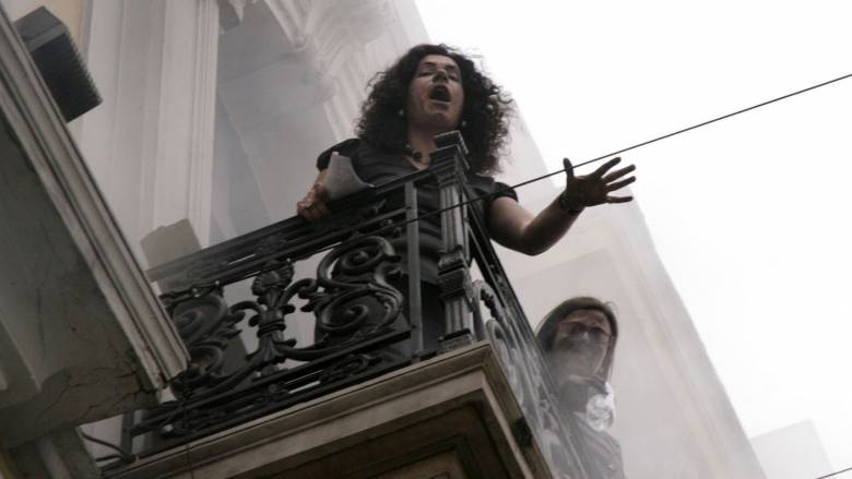 Marfin: «Ζούσαμε τον απόλυτο τρόμο» - Η γυναίκα στο μπαλκόνι περιγράφει την τραγωδία