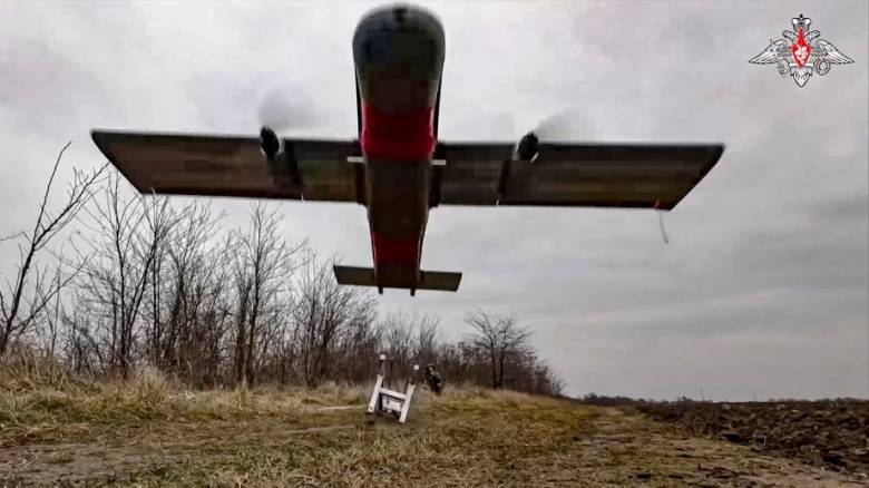 Μπαράζ επιθέσεων με drone από Ουκρανούς και Ρώσους προκαλούν τραυματισμούς και κατραστροφές