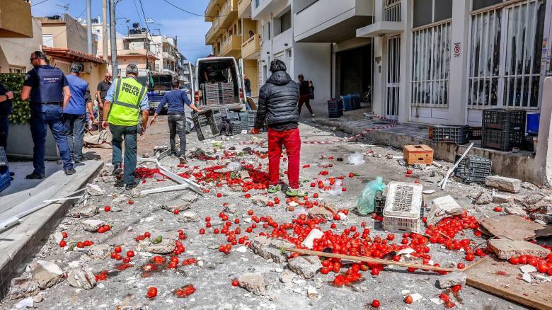 Τμήμα μπαλκονιού έπεσε σε πάγκο λαϊκής στο Ηράκλειο - Από τύχη δεν υπήρξαν τραυματισμοί