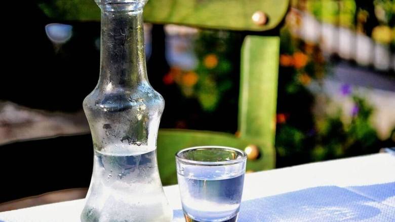 Αλκοολούχα ποτά: Άνοδος των ελληνικών εξαγωγών με πρωταγωνιστή το ούζο - Σε ποιες χώρες «ταξιδεύουν»