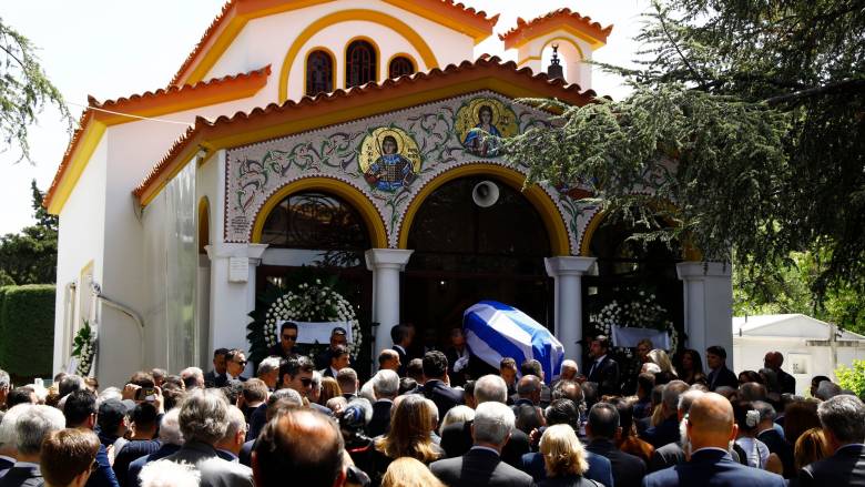 «Ύστατο χαίρε» στον Πέτρο Μολυβιάτη: Ποιοι έδωσαν το «παρών» - Με την ελληνική σημαία το φέρετρο