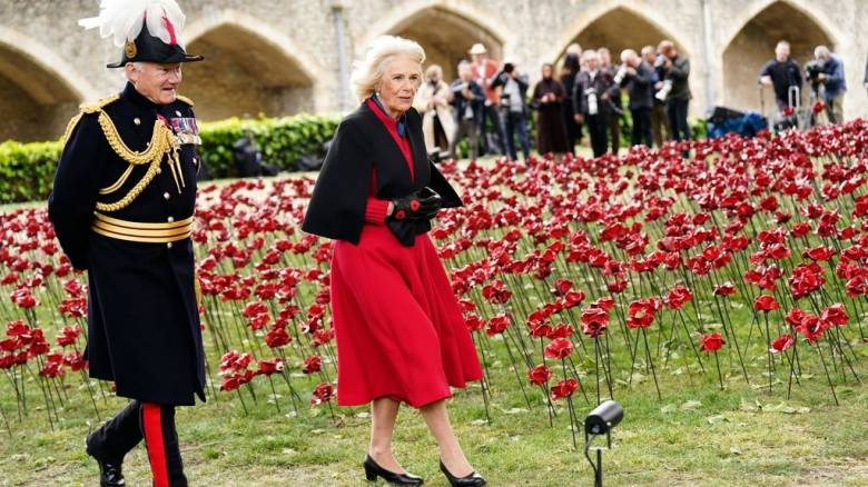 Η Βασίλισσα Καμίλα επισκέφθηκε μνημείο από παπαρούνες για τον Β΄ Παγκόσμιο Πόλεμο