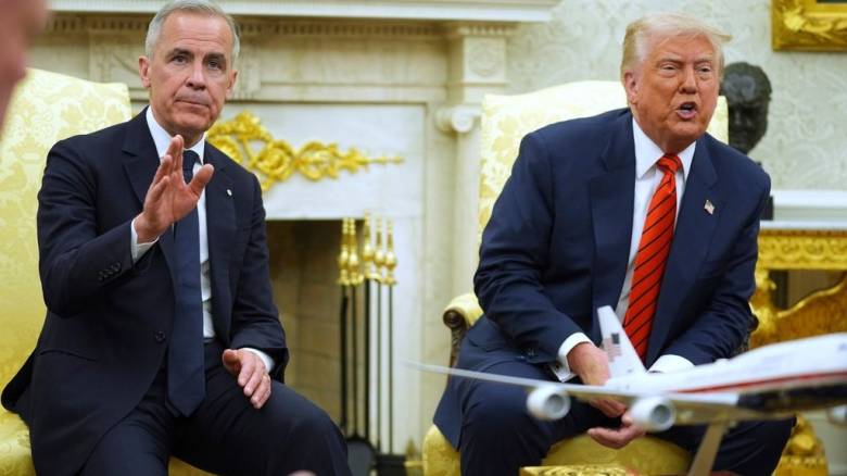 Αμήχανη συνάντηση Κάρνεϊ - Τραμπ: «Ο Καναδάς δεν είναι προς πώληση - Ποτέ μη λες ποτέ»