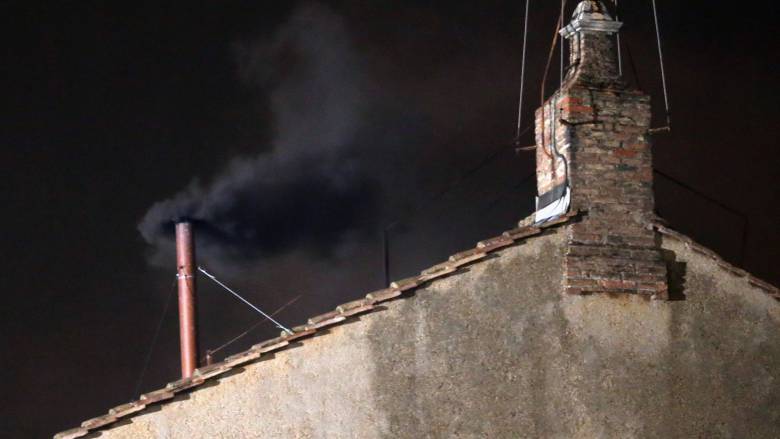 Κονκλάβιο: Μαύρος καπνός από την Καπέλα Σιστίνα του Βατικανού, non habemus Papam