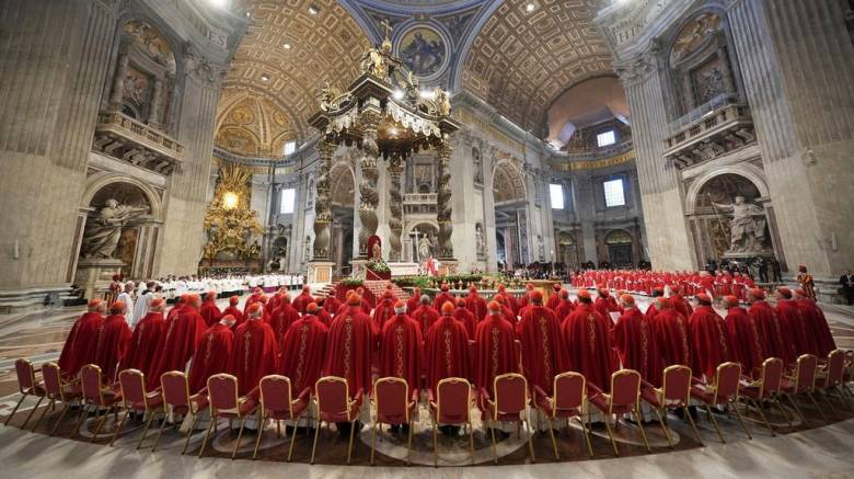 Εκλογή Πάπα: Νομικοί της εκκλησίας αναφέρουν απόπειρα επηρεασμού του Κονκλάβιου
