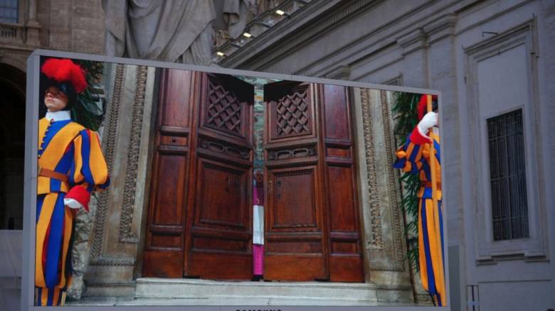 Κονκλάβιο: Ορκίστηκαν οι καρδινάλιοι, έκλεισαν οι πόρτες - Σε εξέλιξη η ψηφοφορία