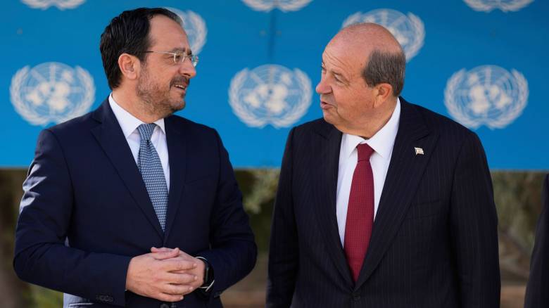 Χαμηλές πτήσεις για το Κυπριακό – Η επίσκεψη Μετσόλα στη Λευκωσία