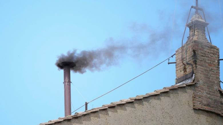 Βατικανό: Μαύρος καπνός για την εκλογή του νέου Πάπα - Ακολουθούν δύο νέες ψηφοφορίες