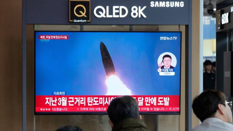 Η Βόρεια Κορέα εκτοξεύει βαλλιστικούς πυραύλους προς τη Θάλασσα της Ιαπωνίας