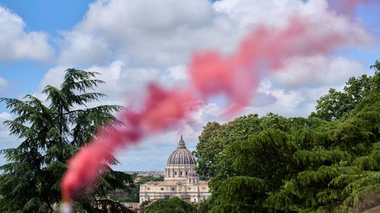 «Η θέση της μοναχής είναι στο Κονκλάβιο»: Ροζ καπνός από καθολικές στον θόλο του Αγίου Πέτρου