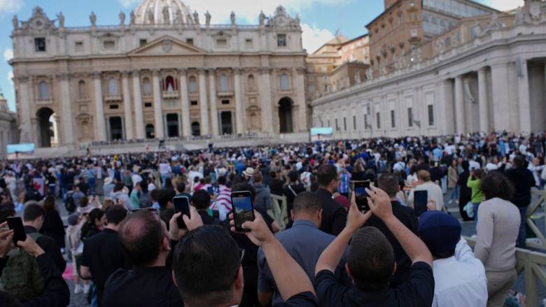Στον εξώστη του Αγίου Πέτρου θα εμφανιστεί ο νέος πάπας: Χιλιάδες πιστοί στην πλατεία