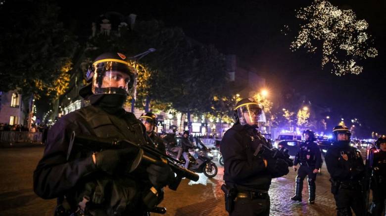 Αυτοκίνητο έπεσε σε πλήθος φιλάθλων στο Παρίσι: Ένας σοβαρά τραυματίας - Σοκαριστικό βίντεο