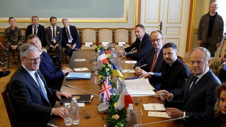 Σε εξέλιξη η συνάντηση Ευρωπαίων ηγετών και Ζελένσκι στο προεδρικό μέγαρο στο Κίεβο