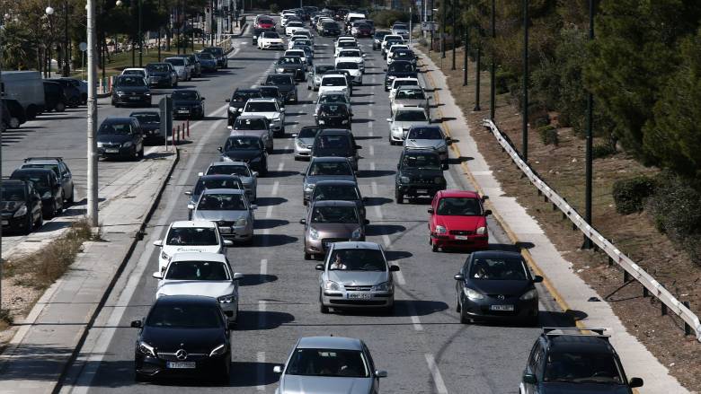 Στις φλόγες αυτοκίνητο στη λεωφόρο Βουλιαγμένης: Με καθυστερήσεις η κυκλοφορία