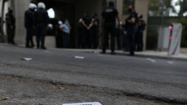 Εισβολή του Ρουβίκωνα σε ζαχαροπλαστείο στη Θεσσαλονίκη