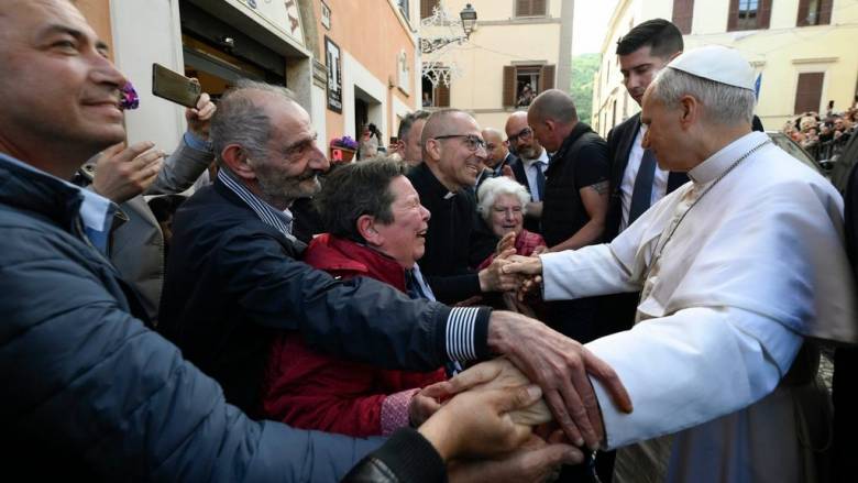Θερμή υποδοχή στον Πάπα Λέοντα στην πρώτη του επίσκεψη σε ναό