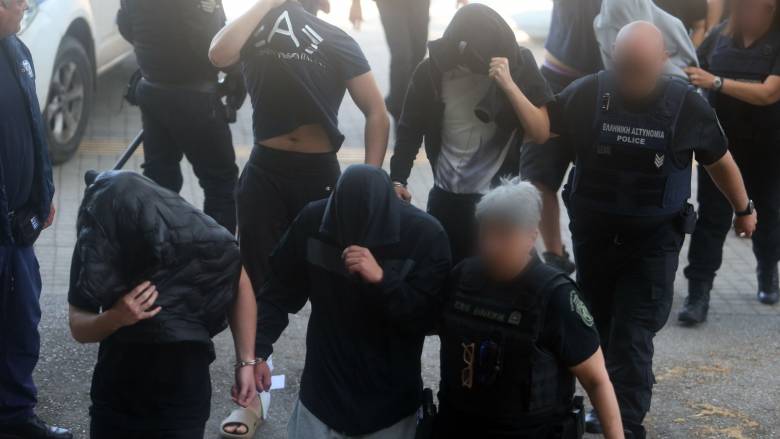Ελεύθεροι με όρους οι 13 ανήλικοι για την υπόθεση ακροδεξιάς εγκληματικής ομάδας στη Θεσσαλονίκη