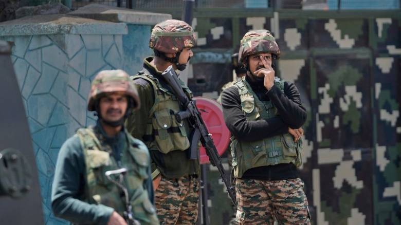 Η Ινδία κατηγορεί το Πακιστάν ότι παραβίασε την εκεχειρία - Ισχυρές εκρήξεις