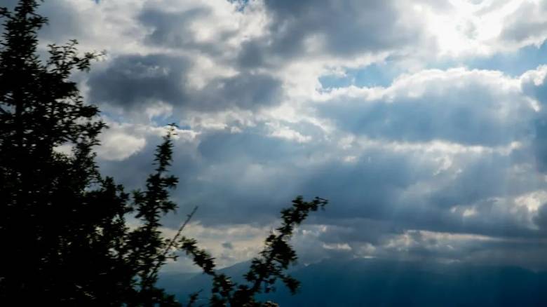 Καιρός: Πέφτει ο υδράργυρος, βροχές και καταιγίδες σε μεγάλο τμήμα της χώρας