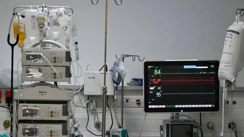 Κρήτη: Μάχη για τη ζωή του δίνει 49χρονος - Τον καταπλάκωσε τμήμα από γυάλινο μπαλκόνι