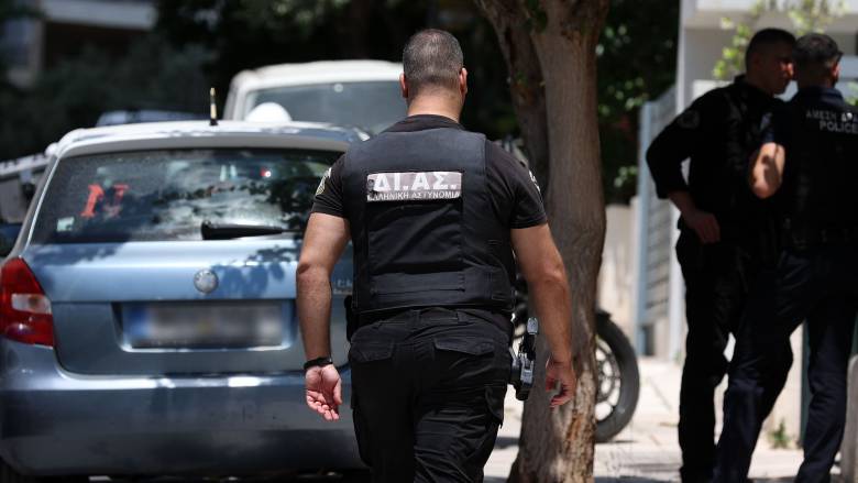 Πώς έγινε η οικογενειακή τραγωδία στη Νέα Σμύρνη: Δεν τον χτύπησα λέει ο πατέρας - Τι είπε ο αδελφός