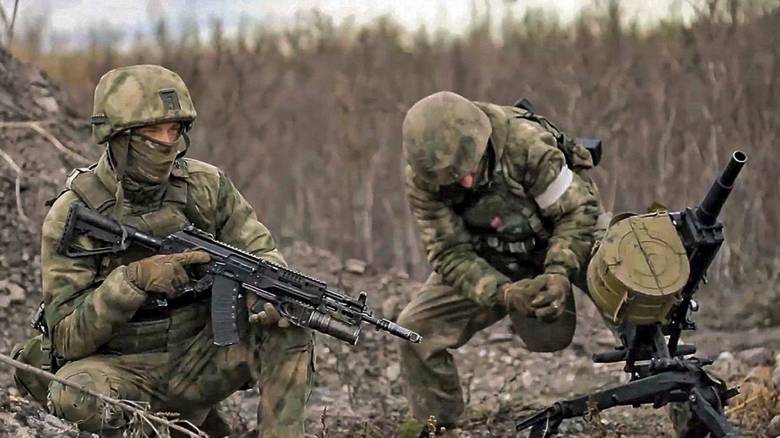 Διπλωματικό «πινγκ πονγκ» για τις ειρηνευτικές συνομιλίες: Τι θέλει ο Πούτιν, τι δίνει ο Ζελένσκι