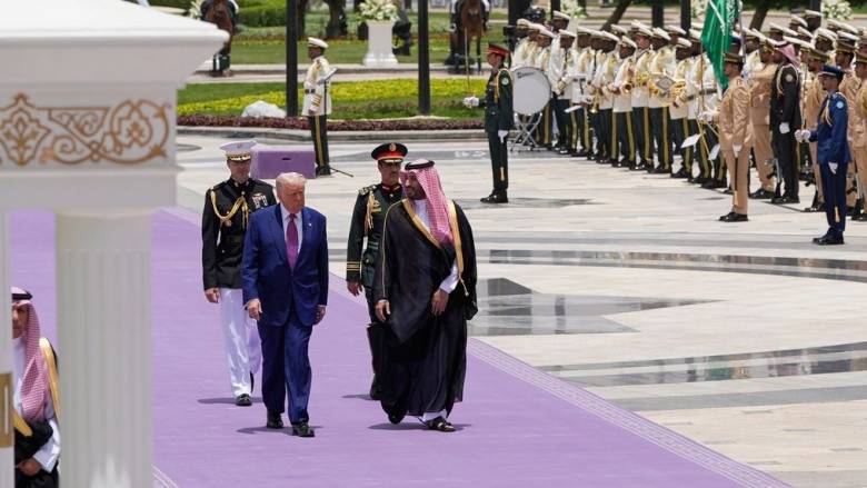 Μοβ... χαλί έστρωσαν οι Σαουδάραβες για τον Τραμπ - Υποδοχή με όλες τις τιμές