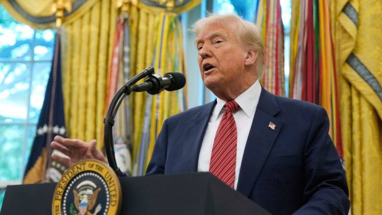 «Συνάντηση»Τραμπ - Αλ Σαράα στη Σαουδική Αραβία: Γιατί είναι σημαντική και τι επιδιώκει ο Σύρος