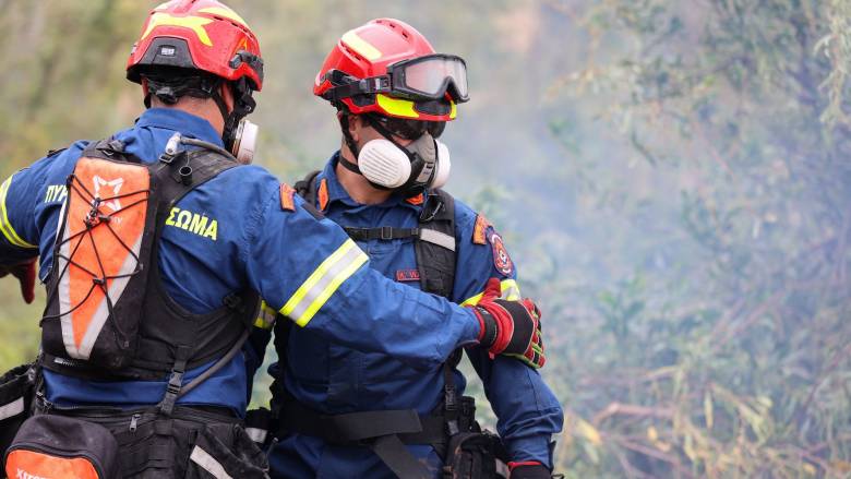 Θεσσαλονίκη: Υπό μερικό έλεγχο τέθηκε η φωτιά στο πρώην στρατόπεδο Ζιάκα