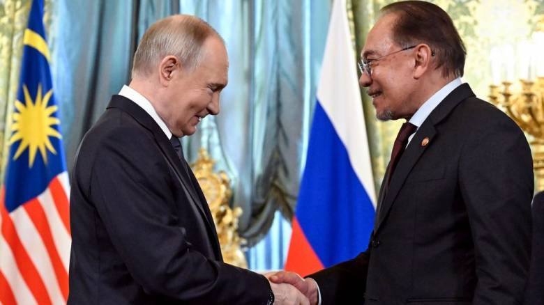 Ο... επικός γρίφος Πούτιν κατά το τετ-α-τετ με τον Μαλαισιανό πρωθυπουργό στη Μόσχα