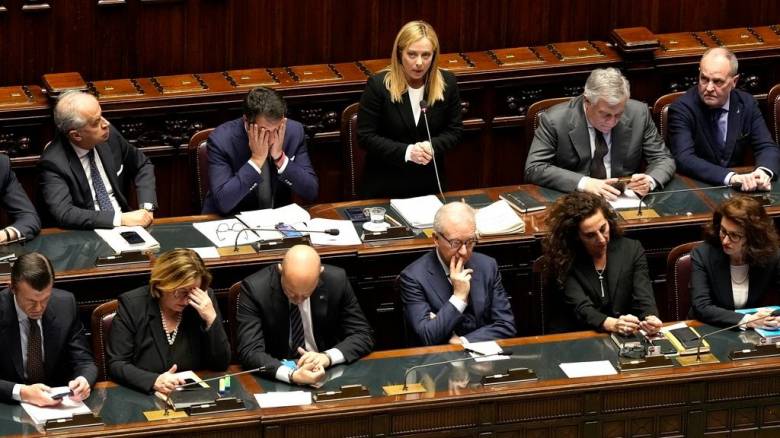 Ιταλία: Βουλευτής αποβλήθηκε από το κοινοβούλιο γιατί ντύθηκε... φάντασμα - Η αντίδραση Μελόνι