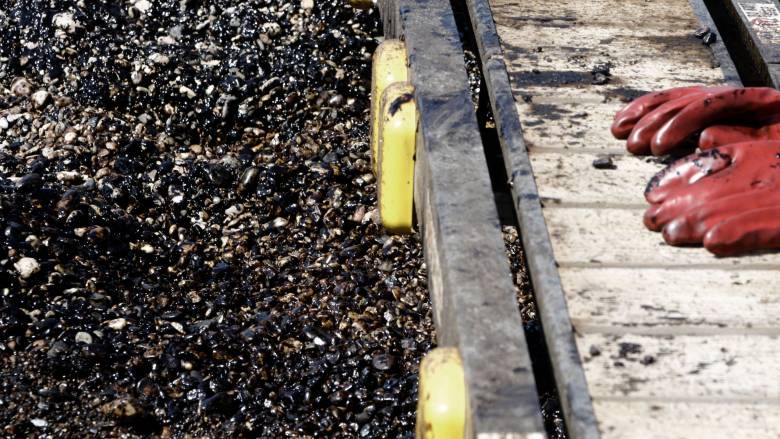 Διαρροή πετρελαίου στον νέο μώλο Δραπετσώνας - Μήκους 65 μέτρων η ρύπανση