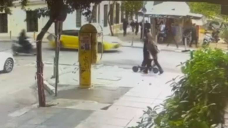 Καρέ - καρέ το βίντεο με τη διαφυγή των κουκουλοφόρων της Νομικής