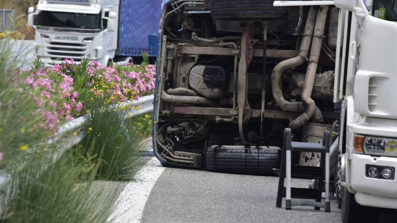 Φορτηγό έπεσε από γέφυρα της Πέτρου Ράλλη στη Θηβών - Μεγάλο μποτιλιάρισμα