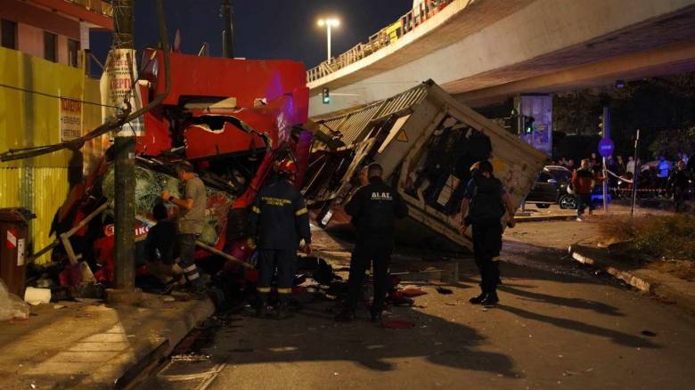 Βίντεο ντοκουμέντο: Η πτώση της νταλίκας από τη γέφυρα της Πέτρου Ράλλη