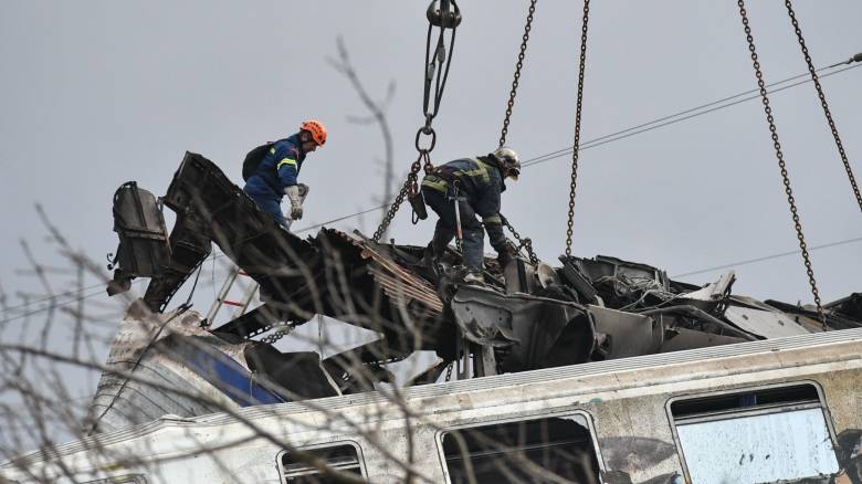 Αντιδράσεις για το πόρισμα Καρώνη από τους συγγενείς των θυμάτων των Τεμπών