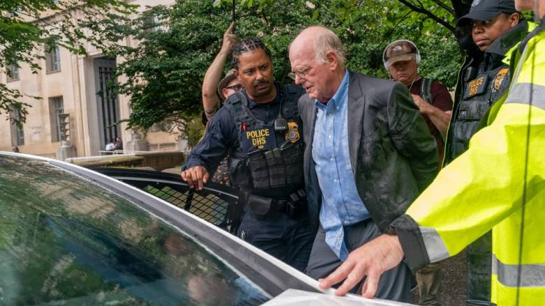 ΗΠΑ: Συνελήφθη ο συνιδρυτής της Ben & Jerry’s ύστερα από παρέμβαση στη Γερουσία για την Γάζα