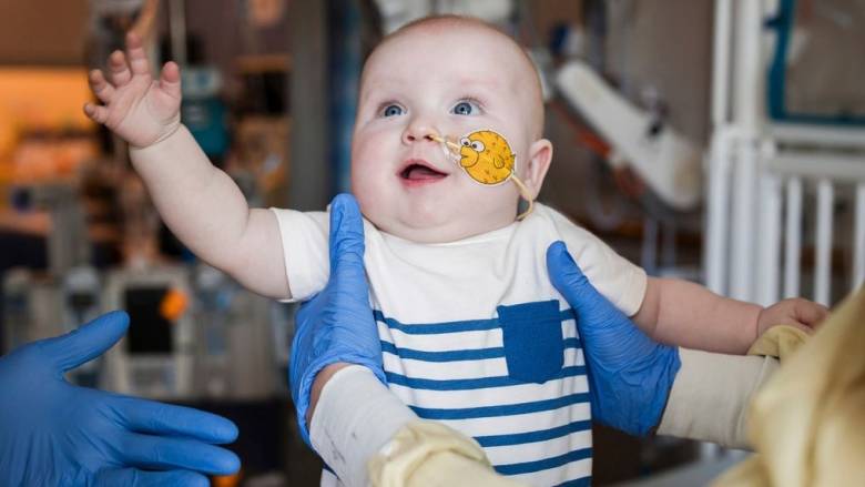 Ιατρική «επανάσταση» στις ΗΠΑ: Γιατροί «ξαναέγραψαν» το DNA μωρού με σπάνια διαταραχή